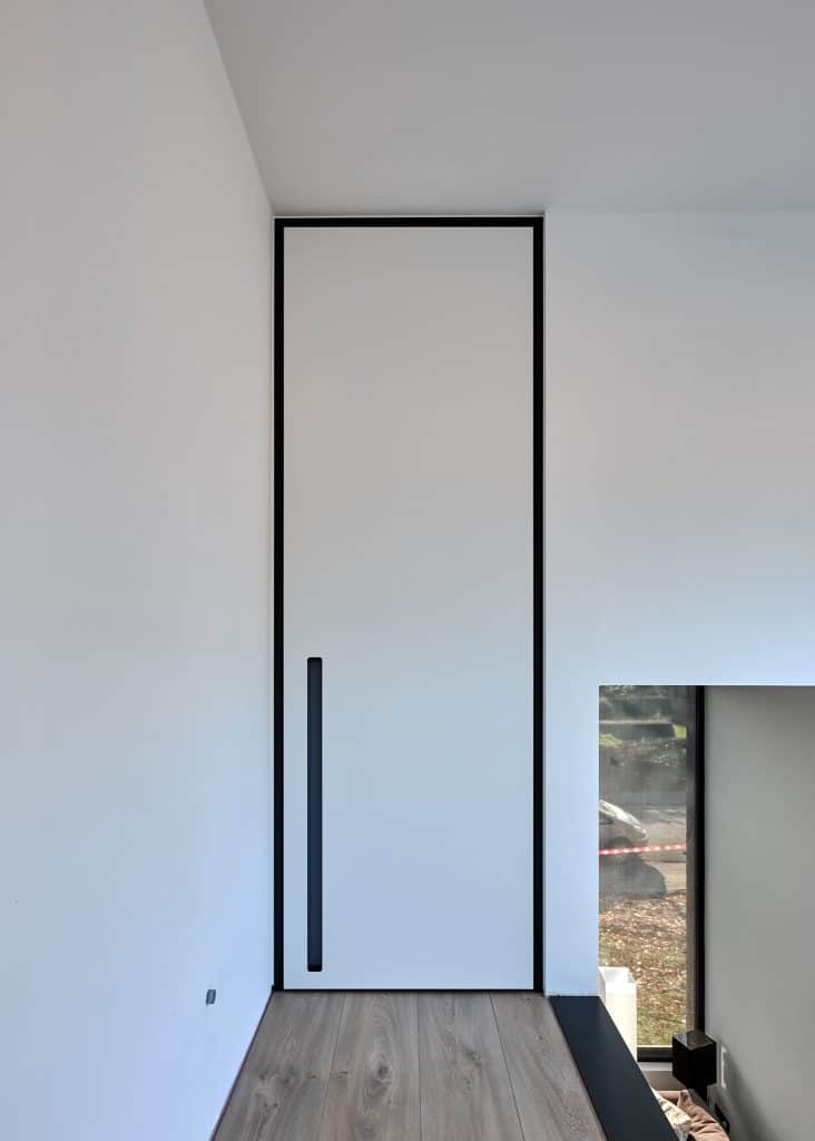 porte intérieure blanche sur mesure cadre noir Anywaydoors