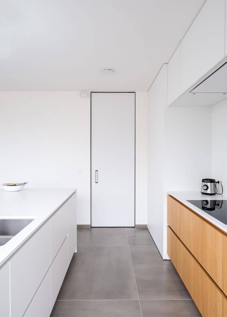 porte intérieure blanche design sur mesure cuisine intérieur moderne (2)
