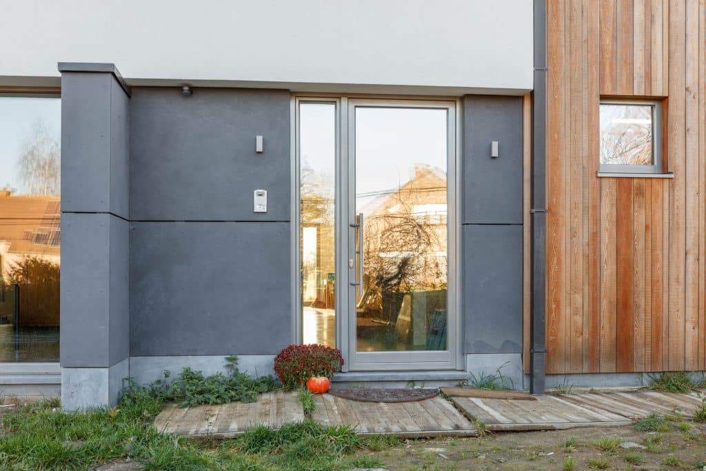 Menuiserie-Riche-porte-moderne-vitree-châssis-bois-fixe-lateral-trespa-bardage-Quercus-architecte